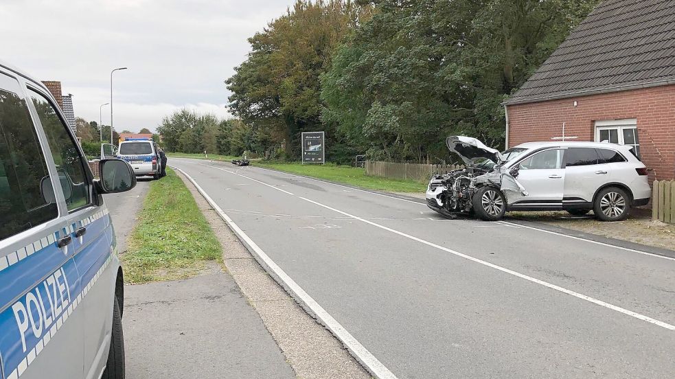 Der Wagen prallte bei dem Unfall auch gegen eine Hauswand. Foto: Weymer