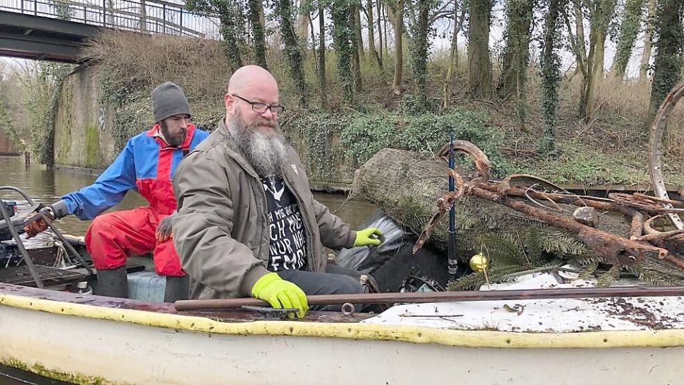 Im März wurde beim Gewässer-Clean-Up auch ein Weihnachtsbaum mit Kugeln aus dem Wasser gefischt. Foto: Hanssen/Archiv