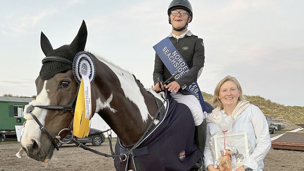 Der 15-jährige Jaycen Schlesinger, der mit Trisomie 21 geboren wurde, erhielt von Sponsorin Tanja Pohl den Fairnesspreis Foto: Noun