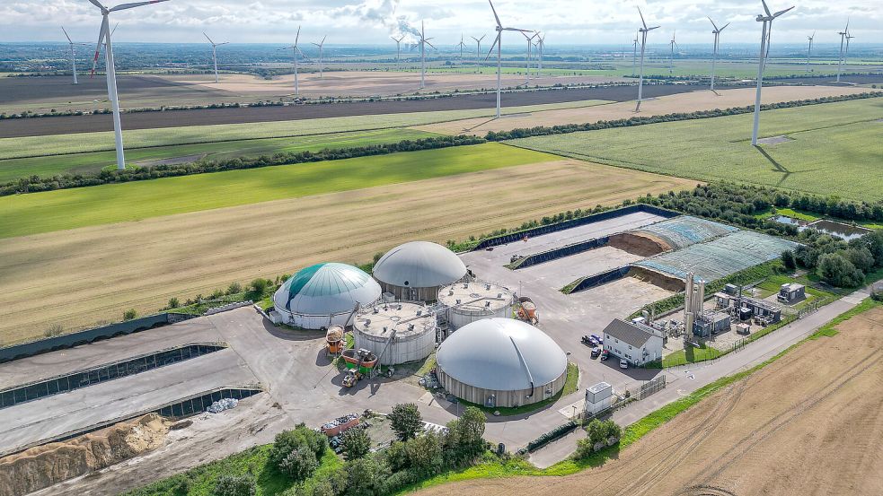 Eine Biogasanlage steht am Rande eines Windparks in Sachsen-Anhalt. Bis 2028 müssen die Gemeinden in Deutschland einen kommunale Wärmeplanung vorweisen. Symbolfoto: Woitas/dpa