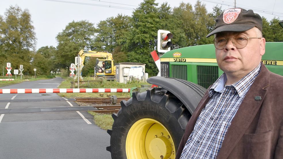 Einer der betroffenen Landwirte ist Heinrich Telkamp. Er hat seinen Hof an der Straße Lütjewolde. Mit der Schließung des Bahnübergangs Lütjewolde muss Telkamp künftig über die Bundesstraße und durch die Weidenstraße zu seinen Flächen im Hammrich fahren. Foto: Ammermann