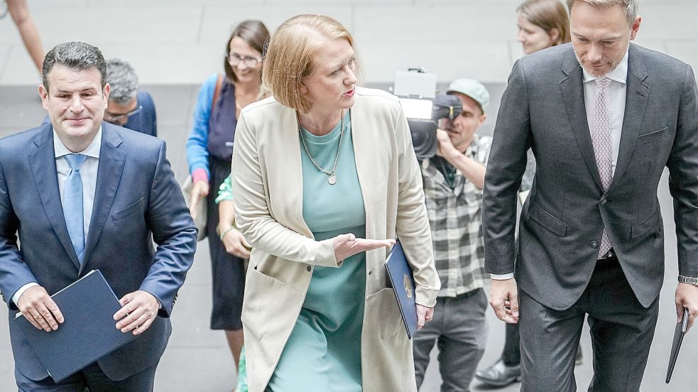 Sozialminister Hubertus Heil (von links), Familienministerin Lisa Paus und Finanzminister Christian Lindner Ende August kurz vor der Vorstellung der Eckpunkte zur Kindergrundsicherung. Foto: dpa/Kay Nietfeld