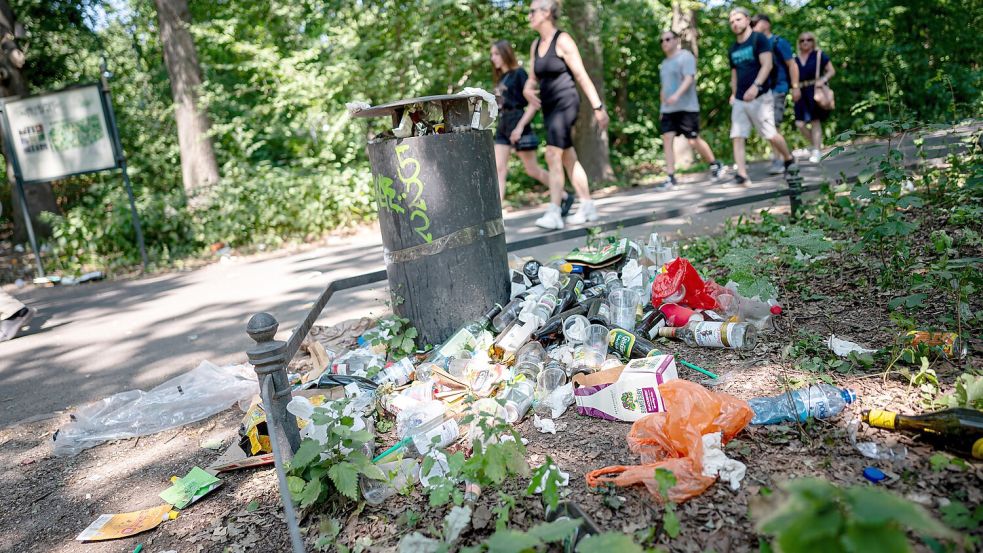 Nach der Party: Müll und Flaschen liegen im Berliner Tiergarten herum. Ein Bild, das man in der Hauptstadt oft sieht. Foto: dpa/Christoph Soeder