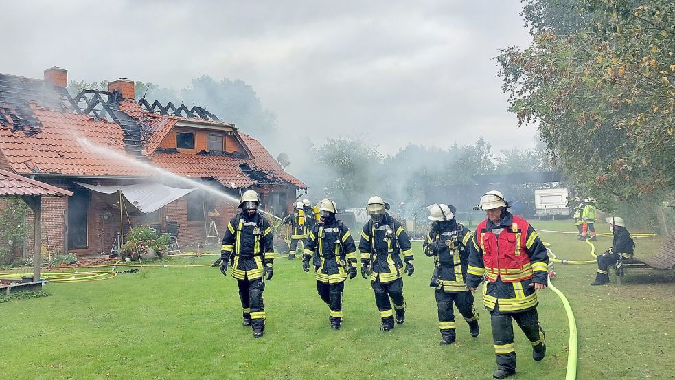 Rund 50 Feuerwehrleute bekämpften am Mittwoch die Flammen in einem Einfamilienhaus in Marienwehr. Foto: Hanssen