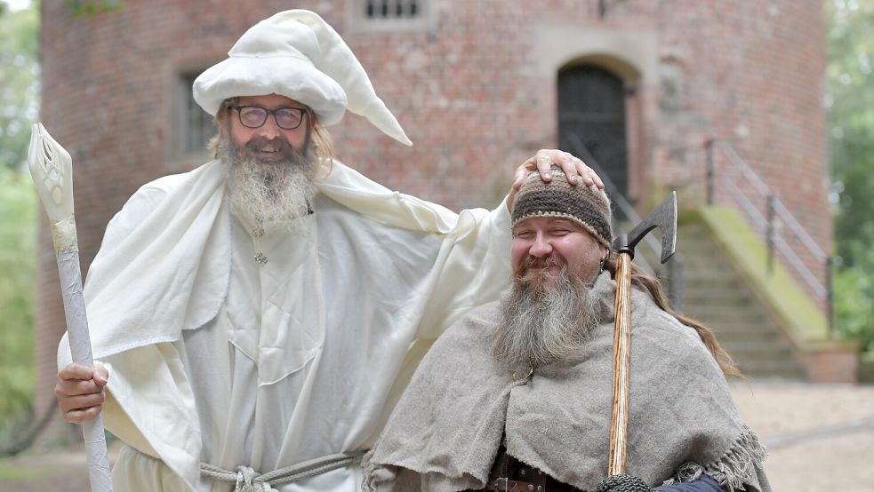Gandalf, gespielt von Norbert Eggers-Welp, und Gimli, gespielt von Michael Fleßner, posen für die Kamera. Fotos: Ortgies