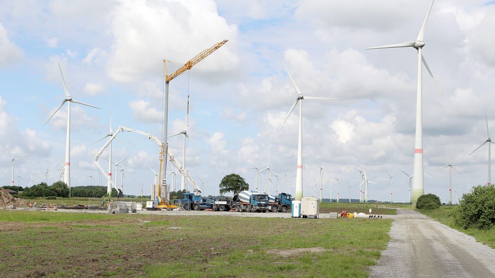 Aufbau einer Windenergieanlage in Ostfriesland. Foto: Oltmanns/Archiv