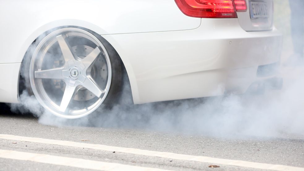 Quietschende Reifen und Vollgas: Illegale Autorennen werden immer beliebter, dabei stehen die Fahrer häufig unter Drogeneinfluss. Foto: dpa/Matthias Bein
