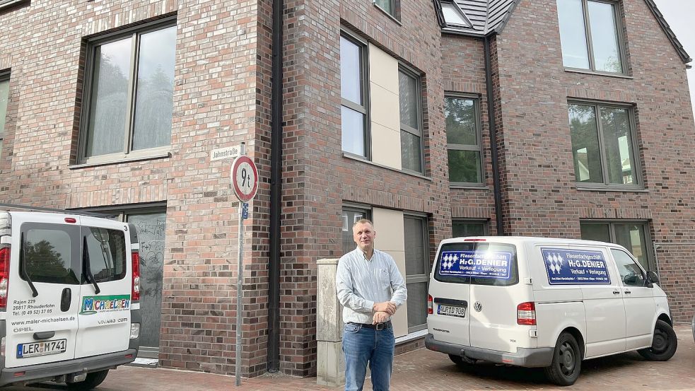 Bauherr Onno Marahrens vorm neuen Herrentors-Eck: Noch geben sich dort aber die Handwerker die Klinke in die Hand. Foto: Schuurman