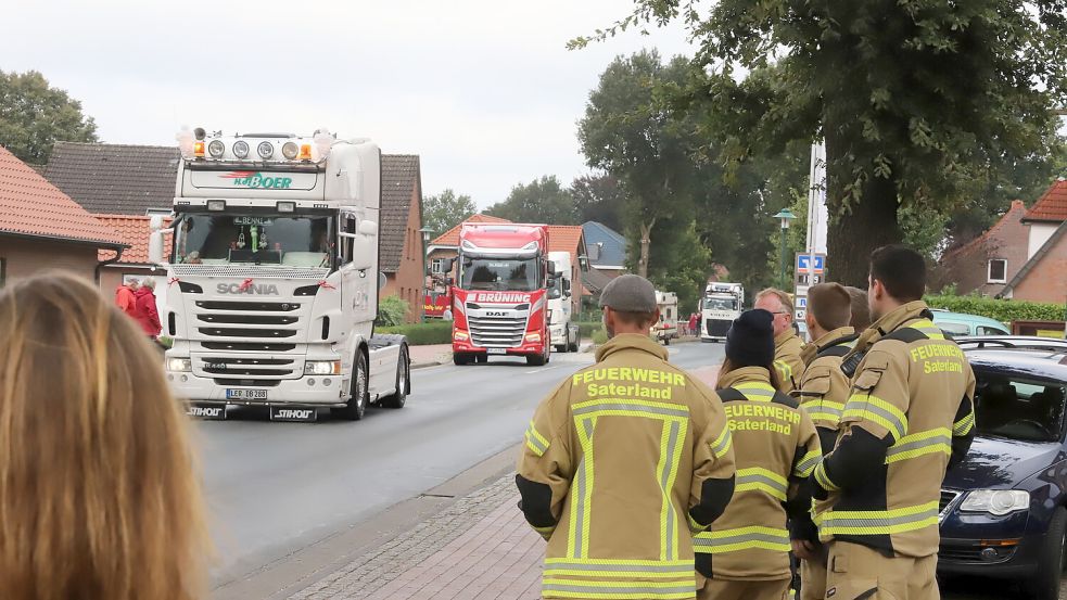 Auch die Feuerwehr Saterland war bei dem Trauerkonvoi dabei.