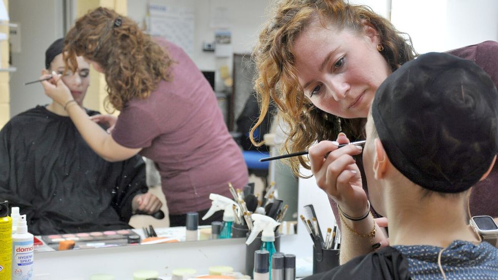Die Haare von Steffi Baur sind bereits mit Haarnadeln festgesteckt und unter einer Perückenhaube versteckt. Ihr Gesicht ist grundiert und abgepudert. Jetzt bekommen ihre Augen das außergewöhnlich starke Make-up, ohne das Morticia Addams einfach nicht komplett ist. Foto: Ullrich