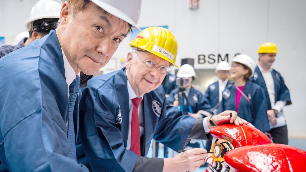 Hiroyuki Endo (links), Präsident von NYK Cruises, und Werft-Seniorchef Bernard Meyer wünschten dem Projekt nach japanischer Tradition viel Glück bei der Bemalung von sogenannten Daruma. Foto: Meyer-Werft