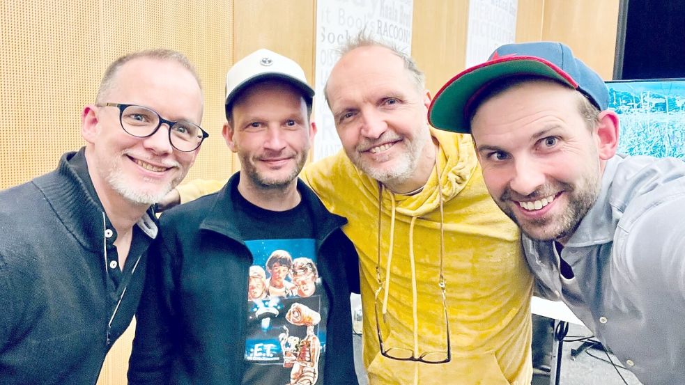 Martin Reinl (von links), Sprecher von Elmo und Grobi, Dennis Jacobsen, Produzent der Sesamstraße, Martin Paas, Sprecher von Ernie und Bert sowie der Musikproduzent Eike Groenewold. Foto: Privat
