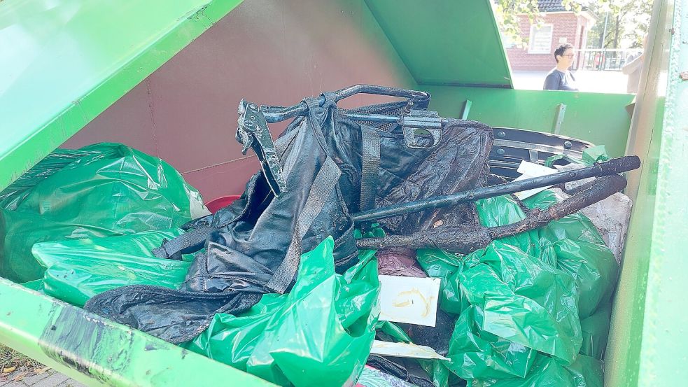 Ein Container war am Ende der Müllsammelaktion fast voll. Viel Abfall wie etwa Schrotträder waren daneben positioniert worden. Sie hätten den Container zum Überquellen gebracht.
