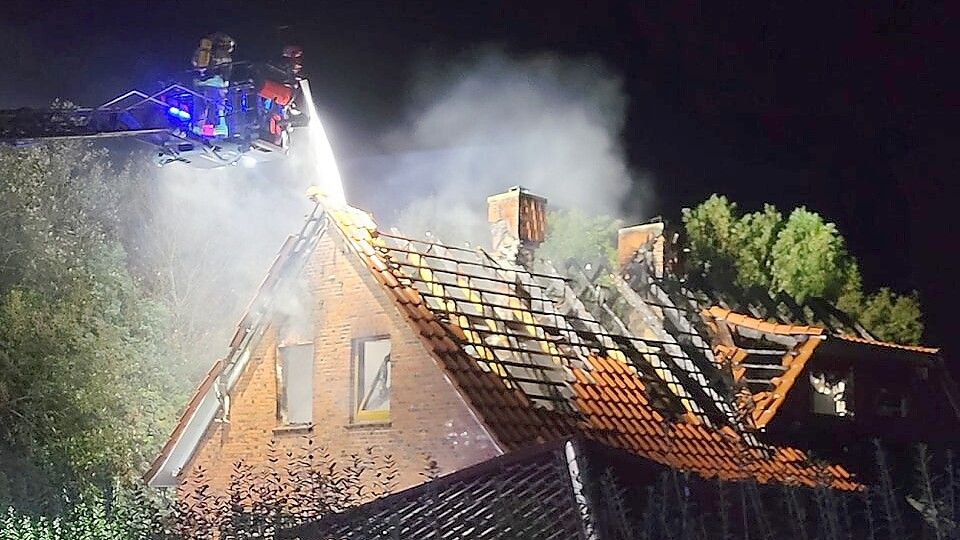 Nach dem Feuer am Mittwoch brannte ein Wohnhaus in Marienwehr in der Nacht zu Donnerstag erneut (Foto) - und nun am Sonntagabend wieder. Foto: Feuerwehr