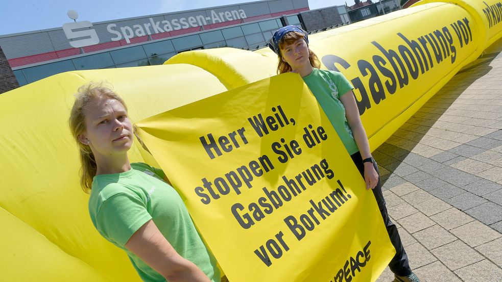 Die SPD spürt den Druck der Straße: Beim SPD-Landesparteitag in Aurich am 24. Juni dieses Jahres starten Greenpeace-Aktivisten vor der Stadthalle eine Protestaktion gegen die geplanten Erdgas-Bohrungen vor Borkum. Foto: Ortgies