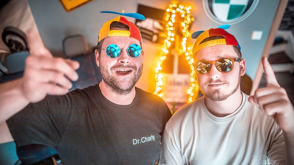 Als „Dr. Charly und Ludo Jürgens“ haben Frank Weber (links) und Lukas Jürgens ihren Song „Dorf sein Vater“ rausgebracht. Fotos: Cordsen
