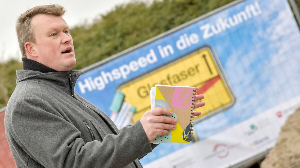 Die Zukunft lässt auf sich warten: Dieses Foto von Betriebsleiter Matthias Hayen ist zweieinhalb Jahre alt. Am 15. März 2021 tat der Landkreis Aurich in Großheide den ersten Spatenstich zum Aufbau eines eigenen Glasfasernetzes. Foto: Archiv/Ortgies