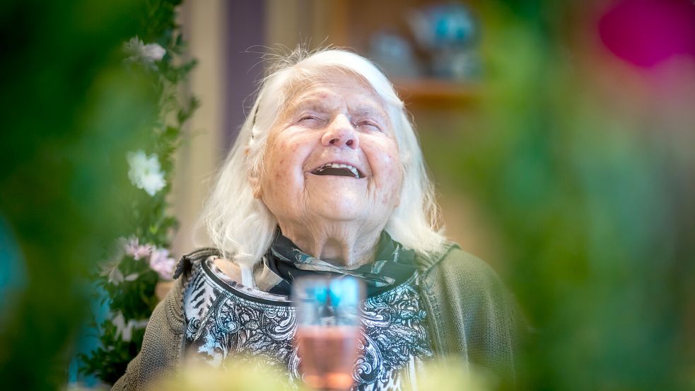 Ihren Humor hat die 100-Jährige sich bewahrt. Fotos: Cordsen