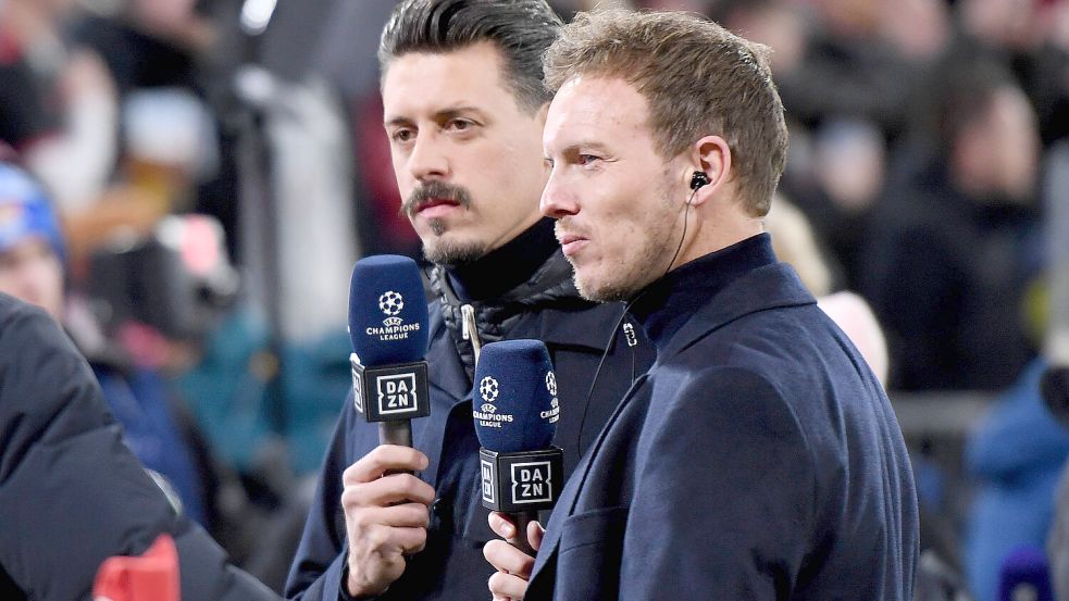 Alte Bekannte: Ex-DAZN-Moderator Sandro Wagner interviewt den damaligen Bayern-Coach Julian Nagelsmann im Achtelfinal-Rückspiel der Champions League gegen Paris St. Germain. Foto: www.imago-images.de