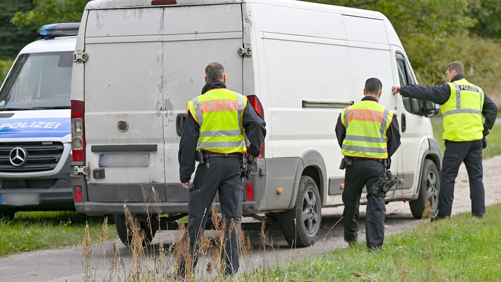 An der Grenze zu Polen kontrollieren Polizisten einen Transporter. Stationäre Kontrollen gibt es dort nicht. Foto: dpa/Patrick Pleul