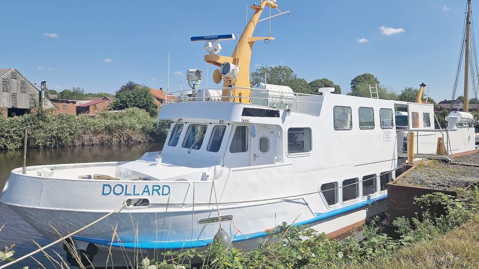 Seit einem Jahr liegt die MS „Dollard“ im Hafen der Schiffswerft Diedrich in Oldersum. Der Saisonstart hat sich immer wieder verzögert. Ob sie dieses Jahr überhaupt in See sticht, bleibt offen. Foto: Gettkowski/Archiv