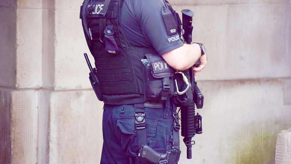 Beamte der Metropolitan Police wollen ihre Waffen abgeben. Foto: dpa/ZUMA Press Wire/Vuk Valcic