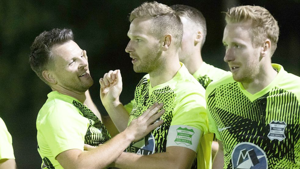 Mit dem Sieg in Strudden bleibt Larrelt (Mitte Kapitän Torsten Mammen) oben dran, hat als Tabellenfünfter auch noch immer weniger Spiele absolviert als die Konkurrenz. Foto: Doden/Emden
