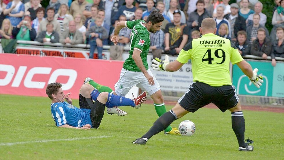 Suurhusens Torwart Matthias Voss stand schon 2013 beim Freundschaftsspiel auf Norderney gegen Werder Bremen (am Ball Mehmet Ekici) mit der 49 im Tor. Foto: Archiv