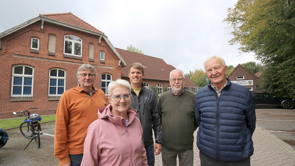 Die alte Schule ist heute das Vereinsheim der Boßler, Tennisspieler und Pfadfinder und beherbergt den Kindergarten Drachenstube. Gegenüber liegt das Gebäude des Schützenvereins. Im Gespräch (von links): Jörg Redenuis vom Boßelverein Freesenmoot, Ortsbürgermeisterin Antje Harms, Matthes Müller von Tennisverein, Ur-Extumer Peter Raveling und Friedrich Siebolds. Foto: Böning