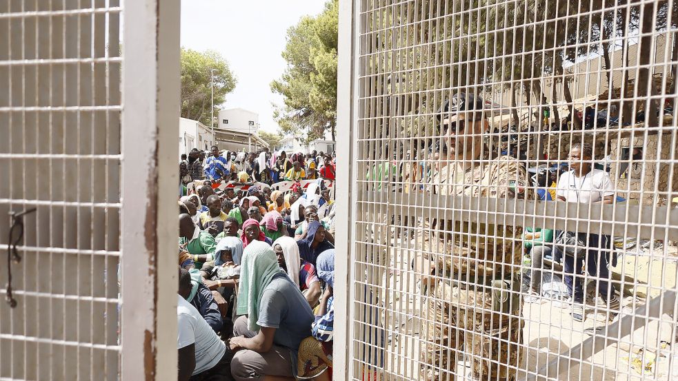 Auffanglager für Migranten in Lampedusa: Nach der neuen Krisenverordnung der EU sollen deutlich mehr Flüchtlinge an den EU-Außengrenzen abgewiesen werden können. Foto: Cecilia Fabiano/LaPresse/AP/dpa