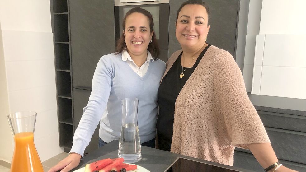 Naima Michel (links) baut ein Bildungszentrum auf, Zaineb Al-Shaikhly will die Küche dort nutzen. Foto: Vogt