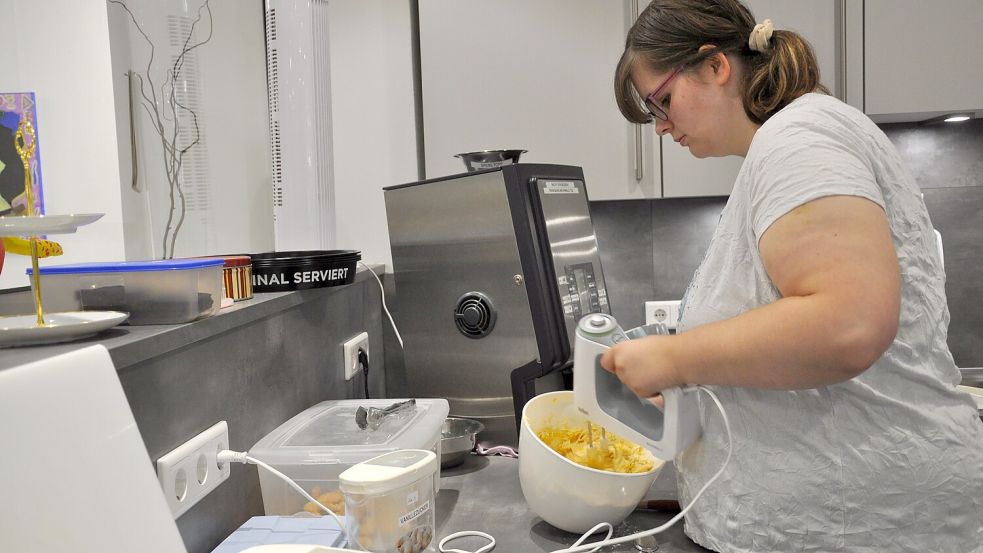 Neele-Marie rührt den Teig für einen Mandarinenkuchen an. Foto: Ullrich