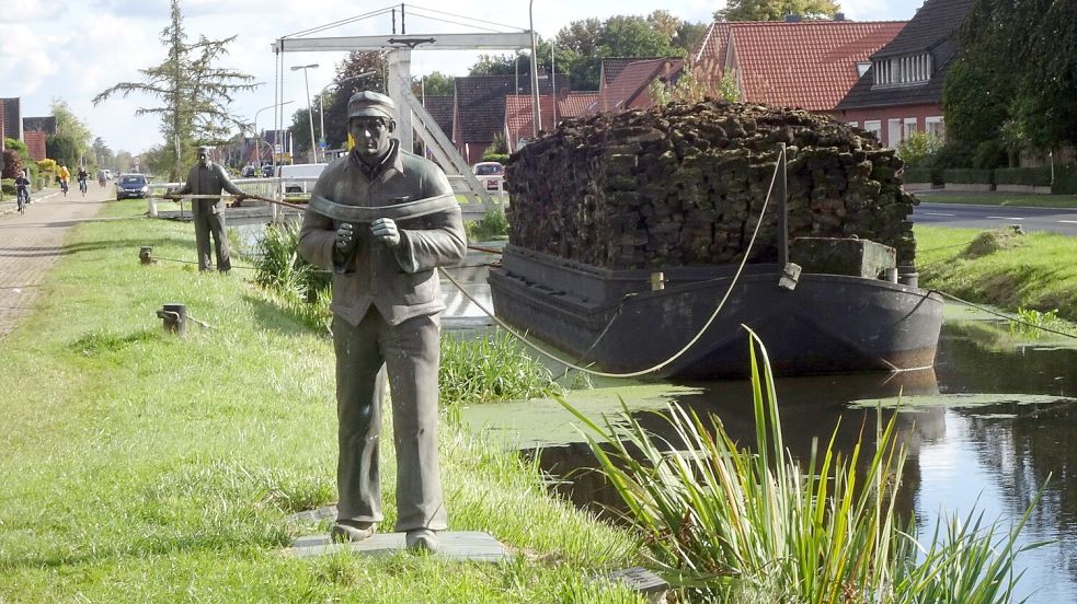 Treideln war schwere körperliche Arbeit, die oft von den körperlich Schwächsten verrichtet werden musste: Oft hingen hier anders als in dieser Version aus Papenburg Schiffsjungen und Ehefrauen in den Seilen. Foto: Ott/Archiv