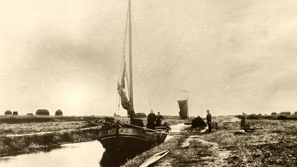 Torf wird an Bord einer Torfmutte geladen. Das Foto könnte zwischen 1880 und 1900 entstanden sein. Foto: Buss