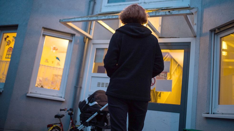 Eine Frau steht mit einem Kind vor einem Frauenhaus in Berlin. Eine solche Notfall-Anlaufstelle gibt es auch in Emden, doch das Gebäude ist zu klein und in die Jahre gekommen. Symbolfoto: Sophia Kembowski/dpa