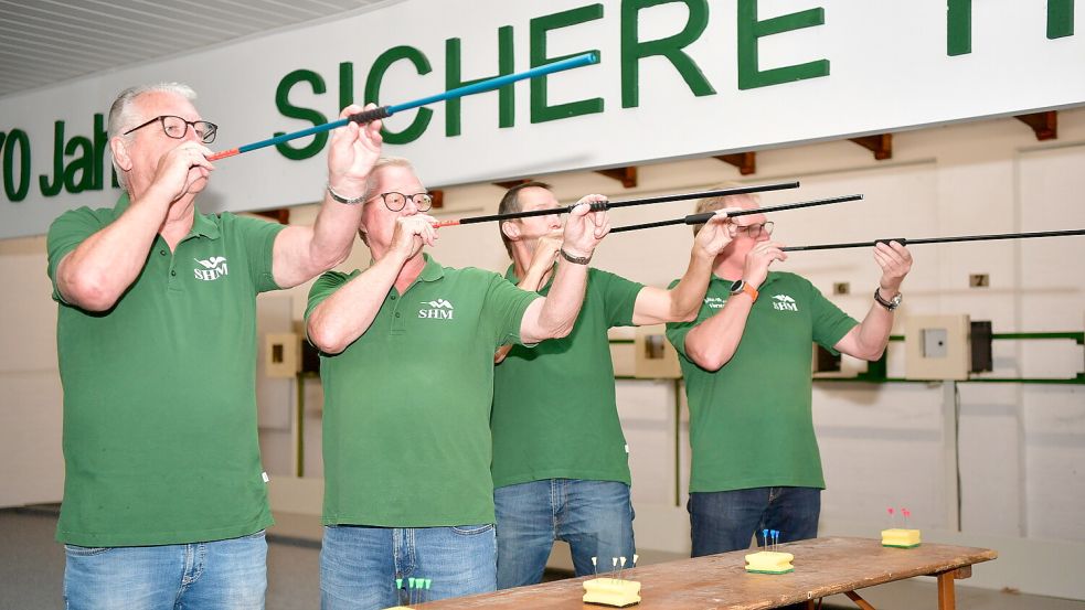 In Moordorf könnten Interessierte ab Oktober das Blasrohrschießen ausprobieren. Die Schützen (von links) Johann Zorn, Alfred Dettmers, Günter Janssen und Vorsitzender Heinz-Werner Müller zeigen, wie es geht. Fotos: Wagenaar