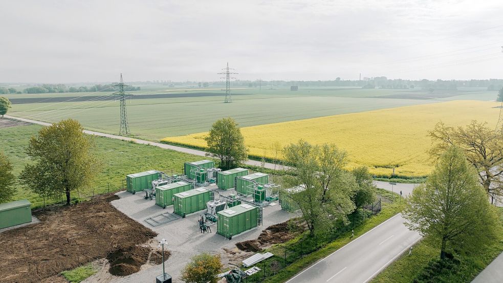 Ein Batteriespeicher wie dieser soll auch in Weener entstehen – im Industriegebiet am Mühlentief. Dazu hat die Stadt Weener nun die entsprechende Fläche verkauft. Foto: Kyon Energy