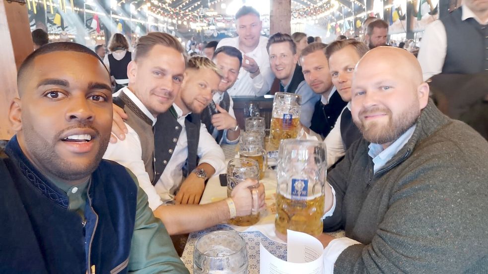 Der Larrelter Freundeskreis feierte im Augustiner-Festzelt in München. Es war bereits das sechste Mal, dass die Fußballer zum Oktoberfest nach Bayern fuhren. Foto: Privat