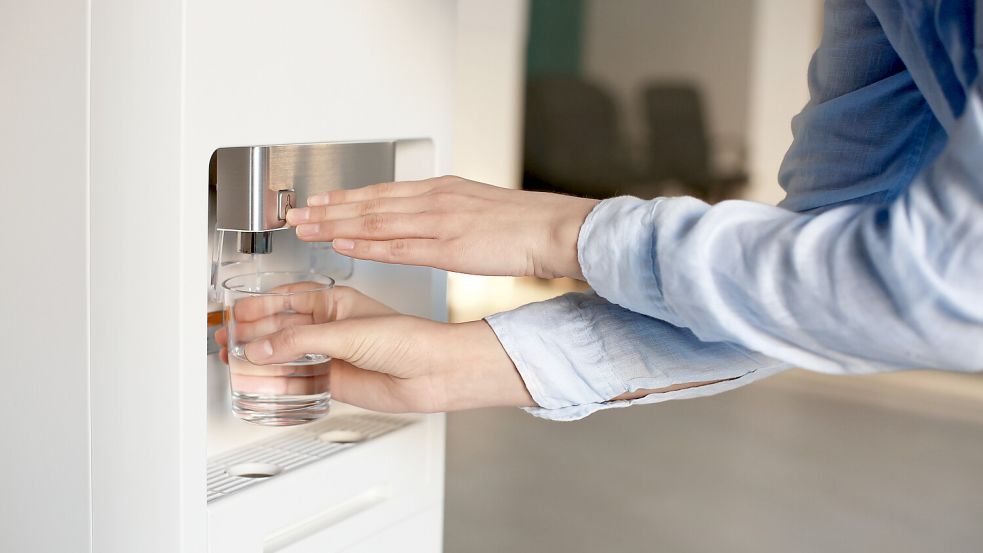 Frisches Wasser aus Wasserspendern bringt für Schülerinnen und Schüler in Emden einige Vorteile. Symbolfoto: stock.adobe.com