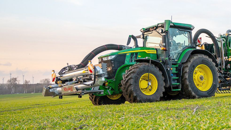 Einen Ackerschlepper von John Deere, diesem Modell entfernt ähnlich, mieteten die Wiesmoorer und zahlten vereinbarte Beträge nicht. Foto: Schulze/dpa