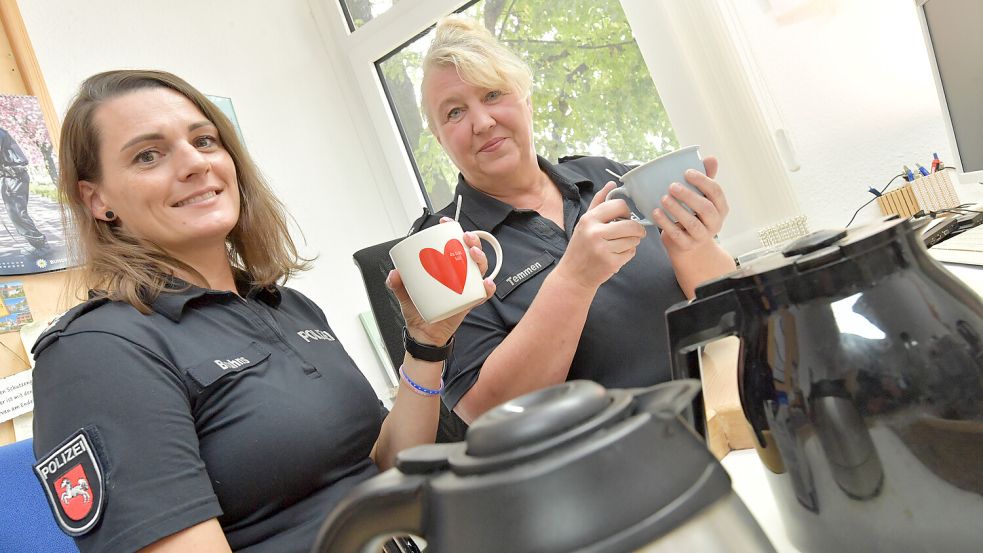 Wenn es nach Reporterin Vera Vogt geht, gibt es bei der Polizei in Leer den besten Kaffee: Die Pressesprecherinnen Frauke Bruhns (von links) und Svenia Temmen genießen ihren Kaffee. Fotos: Ortgies