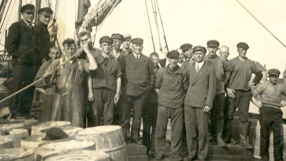 Die Crew eines Heringsloggers um Kapitän Lübbe Hartmann im Jahre 1935, als der Kapitän zum „Heringskönig“ gekürt wurde. Foto: Archiv Trauernicht