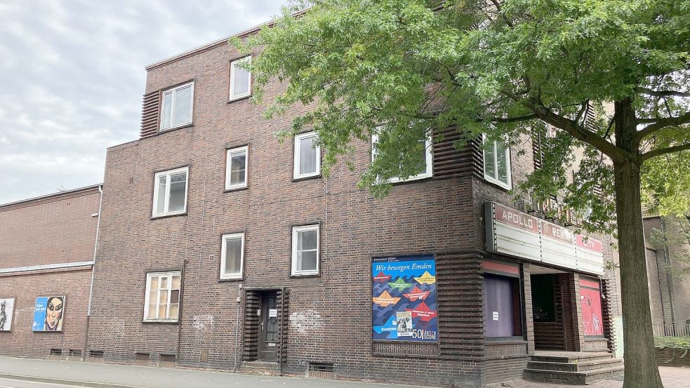 Auch hier bewegt sich wenig: das Apollo aus der Straßenansicht. Immerhin ist das Unkraut vom Gehweg verschwunden. Foto: Schuurman
