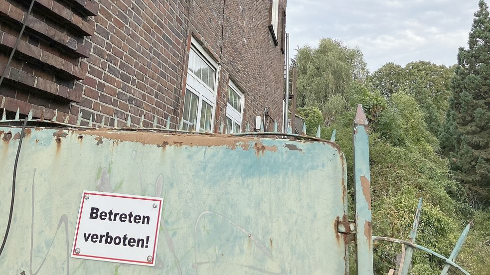 Marode auch von der Wasserseite: Der Zaun rostet, auf dem Dach wild wachsende Bäume. Foto: Schuurman
