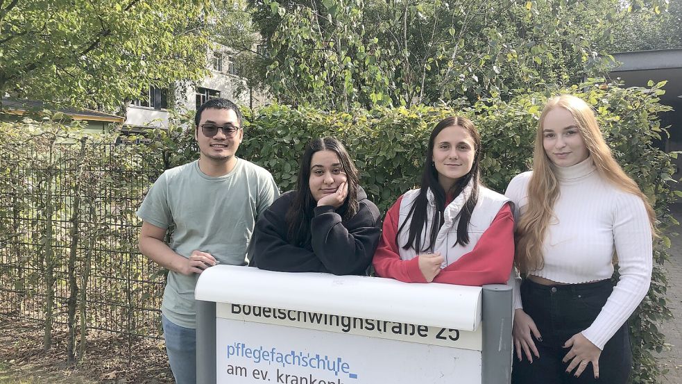 Linh, Pelin, Michaela und Lilly haben im Oktober 2022 ihre Ausbildung zur Pflegefachkraft an der Pflegefachschule Alsterdorf begonnen. Und seitdem einiges erlebt. Foto: Ankea Janßen