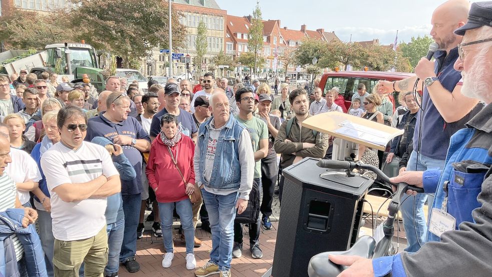 Umzingelt: Rund 150 Menschen interessieren sich für die Fundsachenversteigerung am Stadtgarten. Foto: Schuurman