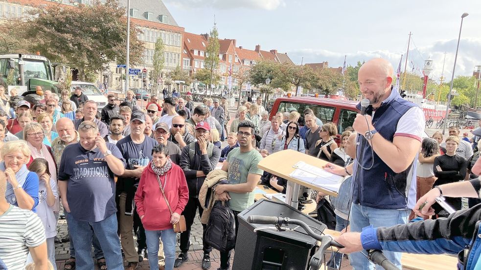 Auktionator in seinem Element: Martin Mennenga lenkt den Fokus auf vermeintliche Schnäppchen und macht Stimmung. Foto: Schuurman
