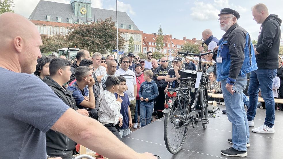 Eins nach dem anderen: Auf dieser Bühne gehen am Ende über 70 Fahrräder weg. Foto: Schuurman
