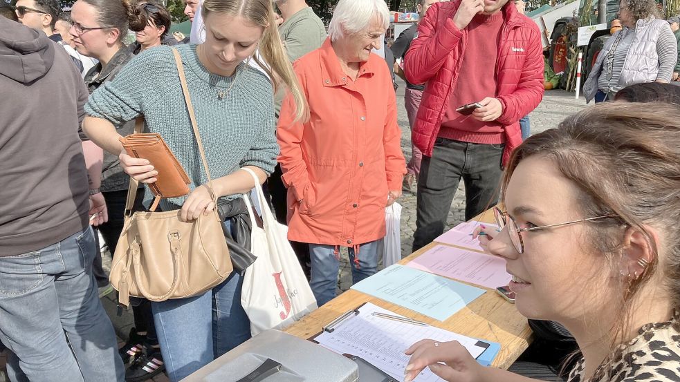 Und hier wird bezahlt: Bürgerbüro-Leiterin Heike Raveling (vorne rechts) hat die Kasse übernommen. Foto: Schuurman