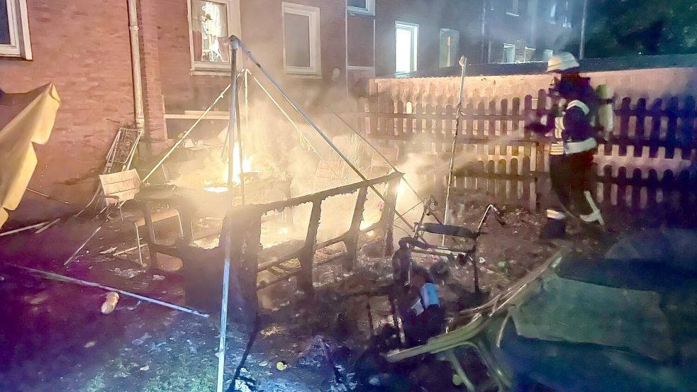In Norden brannte in der Nacht von Samstag auf Sonntag ein Gartenpavillon. Foto: Freiwillige Feuerwehr Norden